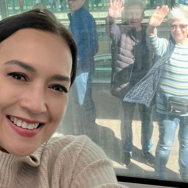 6 Potret Perpisahan Ira Wibowo dan Ibunda di Jerman, Momen Liburan Telah Usai