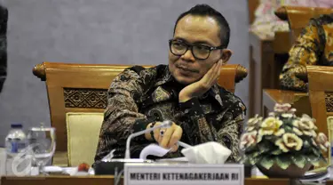 Menteri Tenaga Kerja, Hanif Dhakiri mengikuti rapat kerja dengan Komisi IX DPR di Kompleks Parlemen, Senayan, Jakarta, Kamis (19/11). Rapat tersebut membahas isu-isu terkait permasalahan tenaga kerja di Indonesia.(Liputan6.com/Johan Tallo)