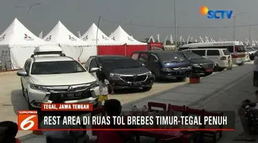 Seluruh rest area di ruas Tol Brebes Timur - Tegal, Jawa Tengah, Senin (11/6) dipadati kendaraan pemudik. Selain beristirahat, pemudik memanfaatkan tempat tersebut untuk mengisi bahan bakar kendaraan.