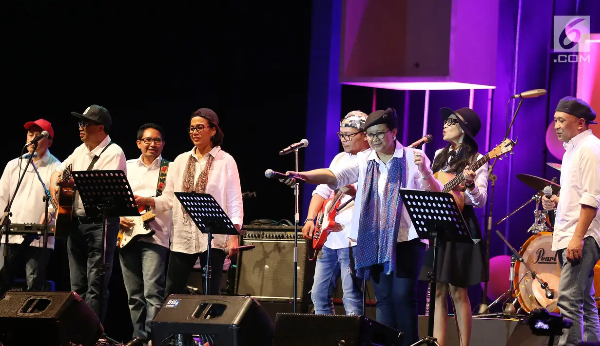 Penampilan grup musik Elek Yo Band yang beranggotakan para menteri Kabinet Kerja Jokowi-JK di Java Jazz Festival 2018, di JIExpo Kemayoran, Jumat (02/3). Mereka tampil dengan lantunan lagu pertama  "Dia" karya Anji. (Liputan6.com/Pool/Joan)