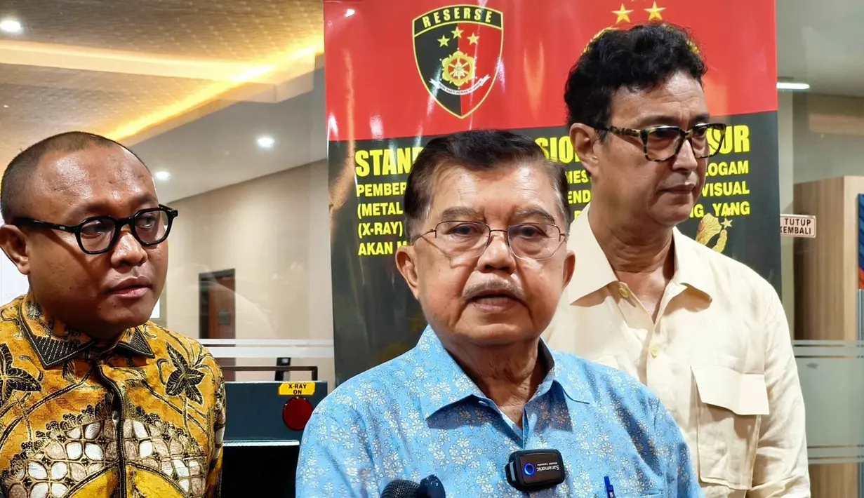 Langkah hukum ini ditempuh dengan dasar dugaan pelanggaran pasal pencemaran nama baik dan fitnah sebagaimana diatur dalam Undang-Undang Nomor 1 Tahun 2023 tentang KUHP, serta ketentuan dalam Undang-Undang Informasi dan Transaksi Elektronik. Tampak dalam foto, Wakil Presiden ke-10 dan ke-12 Republik Indonesia, Jusuf Kalla memberi keterangan usai membuat laporan di Gedung Bareskrim Mabes Polri, Jakarta, Rabu (8/4/2026). (Ade Danhur/Media JK)