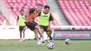 Di atas kertas, Persija masih memiliki peluang untuk meraih gelar juara BRI Super League 2025/2026, namun harus lebih tajam lagi di lini depan. Tampak dalam foto, pemain persija Jakarta menggelar latihan resmi jelang laga melawan Persis Solo pada pekan ke-30 BRI Super League di Stadion Utama Gelora Bung Karno SUGBK), Jakarta, pada Minggu (26/4/2026). (Bola.com/Abdul Aziz)