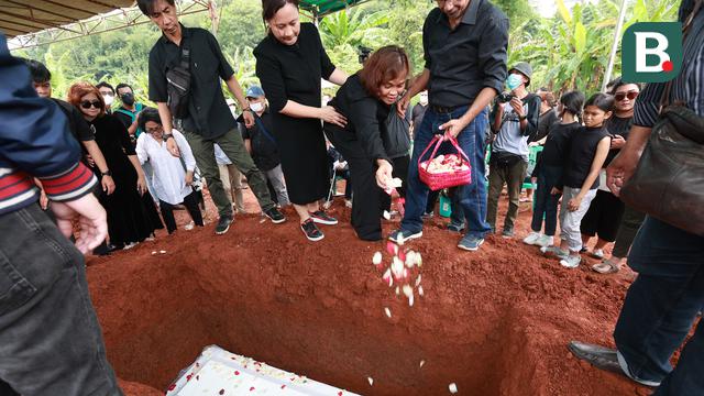 Foto: Diiringi Isak Tangis Keluarga, Benny Dolo Dimakamkan, Selamat Jalan Coach Bendol!