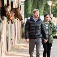 Meghan Markle dan Pangeran Harry tampak berjalan-jalan di Maroko. Meghan menggunakan jaket lamanya yang pernah dipakai sebelum ia menjadi keluarga kerajaan. (dok. Instagram @hrhofsussex/https://www.instagram.com/p/BuVBCb5FBZs/Esther Novita Inochi)