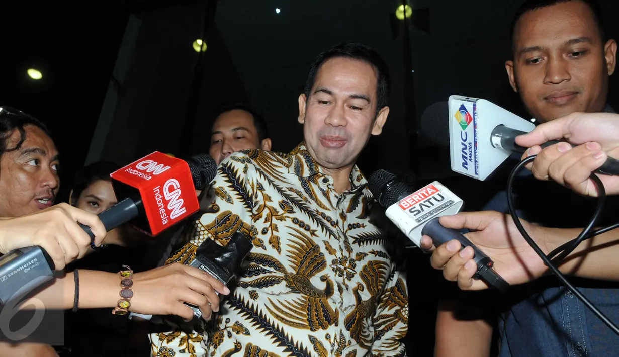 Tubagus Chaeri Wardhana berusaha menghindari wartawan saat keluar Gedung KPK, Jakarta, Selasa (19/1/2016). Wawan kembali diperiksa sebagai tersangka kasus  tindak pidana pencucian uang. (Liputan6.com/Helmi Afandi)