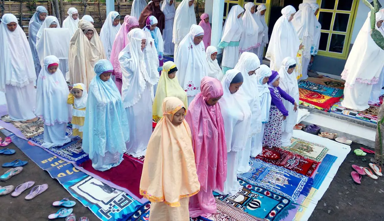 Sejumlah jamaah Aboge (Alif Rebo Wage) baru merayakan Idul Fitri pada Rabu (30/7/2014). (ANTARA FOTO/Adhitya Hendra)