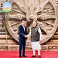 Kedatangan Presiden Jokowi di Konferensi Tingkat Tinggi (KTT) G20 India disambut langsung oleh Perdana Menteri India (PM) Narendra Modi.