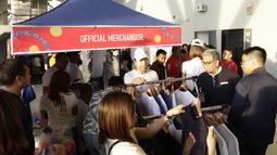 Para penonton menyempatkan untuk berbelanja jelang upacara pembukaan SEA Games 2019 di Philipine Arena Bulacan, Manila, Sabtu (30/11). Pesta olahraga se-Asia Tenggara ini akan berlangsung hingga 11 Desember. (Bola.com/M Iqbal Ichsan)