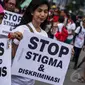 Puluhan aktivis menyerukan perlakuan yang baik dan adil terhadap orang dengan HIV/Aids (ODHA) di Bundaran HI, Jakarta, Minggu (28/12/2014). (Liputan6.com/Faizal Fanani)