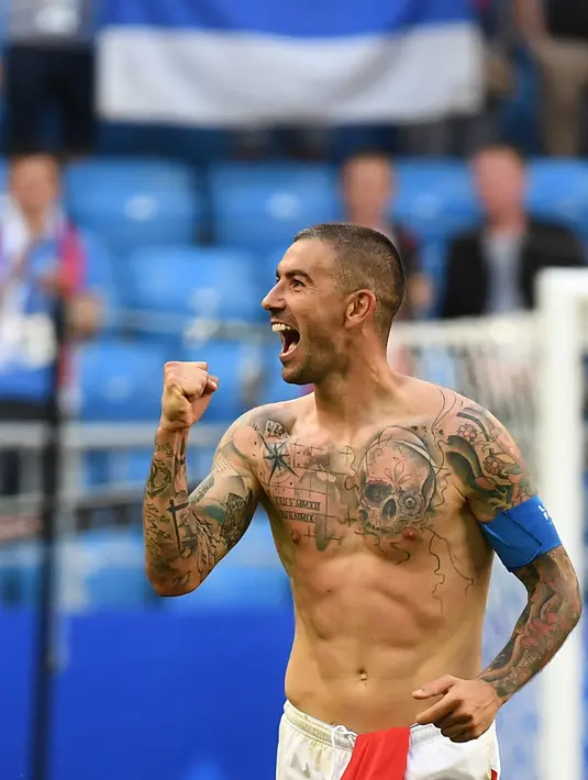 Bek Serbia, Aleksandar Kolarov dengan badan penuh tato merayakan kemenangan timnya di pertandingan sepak bola Grup E Piala Dunia 2018 Rusia di Samara, (17/6). Tendangan Kolarov melahirkan kemenangan 1-0 atas Kosta Rika. (AFP PHOTO / Emmanuel Dunand)