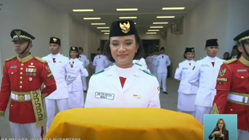 Pembawa baki saat upacara penurunan Bendera Negara Sang Merah Putih di halaman Istana Negara, Ibu Kota Nusantara (IKN), Ni Komang Tri Setia.