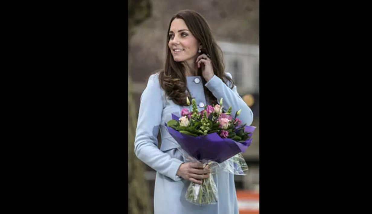 Duchess of Cambridge, Kate Middleton tampil anggun mengenakan mantel cantik berwarna biru muda saat menghadiri pembukaan Kensington Leisure Centre di London, Inggris, Senin (19/1/2015). (AFP PHOTO/POOL/Richard POHLE)
