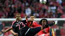 Arturo Vidal (kiri), berebut bola dengan pemain Benfica, Renato Sanches, pada leg kedua perempat final Liga Champions di Estadio da Luz, Lisbon, Kamis (14/4/2016) dini hari WIB. (AFP/Francisco Leong) 