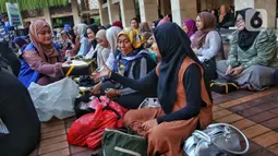 Hari pertama Ramadan, ribuan umat muslim berkumpul di Masjid Istiqlal Jakarta untuk berbuka puasa bersama. (Liputan6.com/Angga Yuniar)