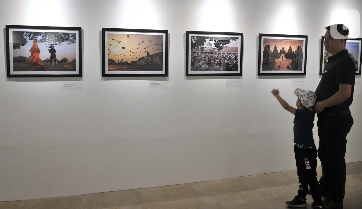 Pengunjung mengamati karya foto dalam Pameran Fotografi Cagar Budaya di Museum Nasional, Jakarta, Kamis (3/10/2019). Pameran yang berlangsung dari 3-9 Oktober mendatang tersebut dalam rangka mengenalkan sekaligus melestarikan cagar budaya Tanah Air kepada masyarakat. (merdeka.com/Iqbal Nugroho)