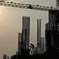 Siluet tiang konstruksi pembangunan gedung bertingkat terlihat di Jakarta Pusat, Senin (19/10/2015). Bank Indonesia memproyeksikan pertumbuhan ekonomi Indonesia pada kuartal III 2015 sebesar 4,85 persen. (Liputan6.com/Immanuel Antonius)