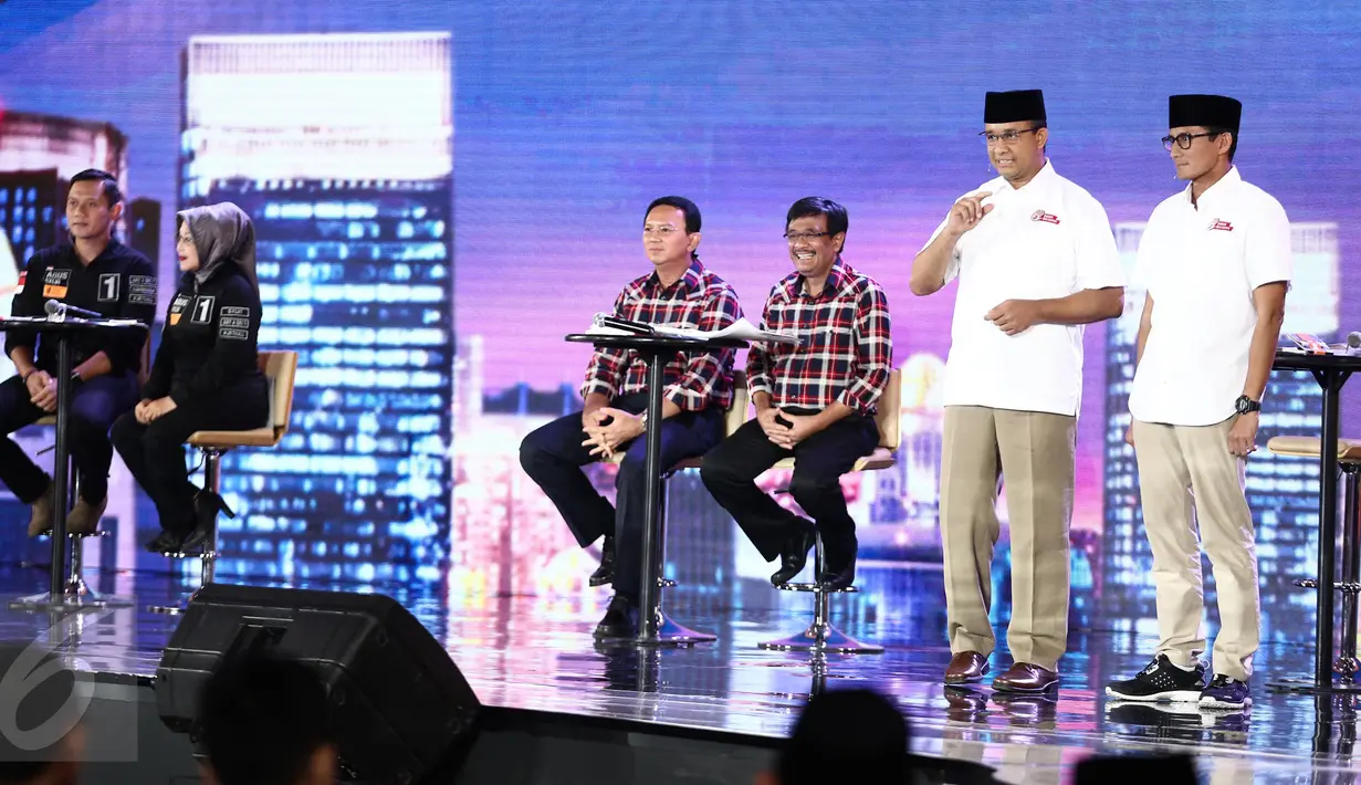 Cagub DKI Jakarta nomor 3, Anies Baswedan didampingi Sandiaga Uno memaparkan visi misi pada Debat Final Cagub DKI Jakarta di Bidakara, Jakarta, Jumat (10/2). (Liputan6.com/Faizal Fanani)