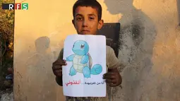 Seorang anak memegang kertas bergambarkan salah satu karakter dalam permainan Pokemon dan tulisan "Aku dari Kafr Naboudah, tolong selamatkan aku", Suriah (22/7). (REUTERS)