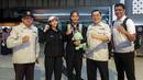 <p>Dua pemain Timnas voli putri Indonesia U-18, Tazma Aprilia dan Junaida Santi berpose dengan pengurus PBVSI (dari kiri) Wakil Ketua Umum II PBVSI Irjen Pol (Purn) Djoko Sardono, Wakil Sekjen PBVSI Gilang Iskandar dan Wakil Kabid Binpres PBVSI, Loudry Maspaitella dalam acara penyambutan di Terminal 3 Bandara Soekarno Hatta, Tangerang, Jumat (14/6/2024) usai menempati peringkat kedua pada turnamen bola voli putri Princess Cup 2024. (Bola.com/Bagaskara Lazuardi)</p>