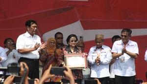 Presiden kelima RI Megawati Soekarnoputri mendapat penghargaan sebagai Tokoh Penggerak Gotong Royong Desa, Minggu (19/3/2023). (Merdeka.com/ Muhammad Genantan Saputra)