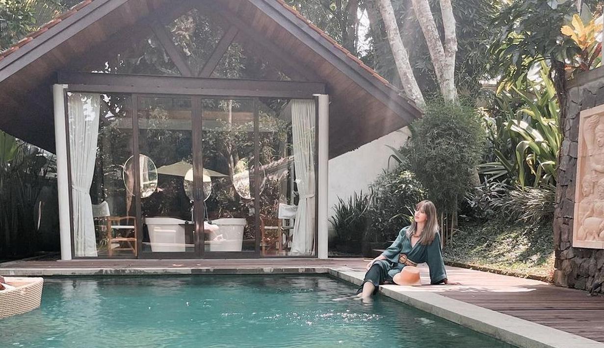 <p>Plataran Borobudur Resort and Hotel dipilih oleh Nia Ramadhani untuk menginap selama liburan. Nia menikmati fasilitas super mewah selama menginap di sana. Begini santainya Nia saat menikamti kolam renang di hotel tersebut. (Instagram/ramadhaniabakrie)</p>