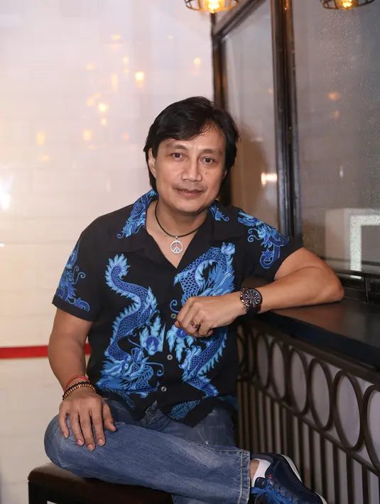 "Kita enggak ikutin trend sama sekali, dari dulu KLa Project seperti itu. Berkarya dengan hati untuk bisa dicintai pendengar apa yang kami karyakan," ujar Katon. (Andy Masela/Bintang.com)