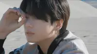 Gestur Jungkook di video musik BTS, Yet To Come, yang mereferensi adegan serupa di era HYYH. (dok. tangkapan layar YouTube HYBE LABELS)