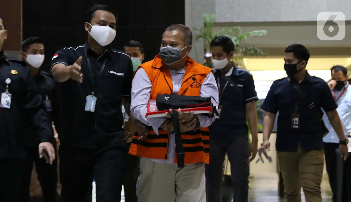 Mantan Kalapas Sukamiskin periode 2016 hingga Maret 2018, Deddy Handoko (tengah) dibawa petugas keluar Gedung KPK, Jakarta, Kamis (30/4/2020). Rahadian Azhar ditahan KPK terkait kasus dugaan suap pemberian fasilitas dan kemudahan izin keluar di Lapas Sukamiskin. (Liputan6.com/Helmi Fithriansyah)