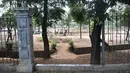 Kondisi pagar di Taman Jatinegara, Jakarta, Senin (16/9/2019). Kondisi ini membuat taman tersebut sepi pengunjung karena lebih banyak dihuni oleh PMKS dan pengamen. (merdeka.com/Iqbal S. Nugroho)