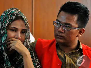 Ahmad Imam Al-Hafitd ditemani ibunya saat menjalani sidang lanjutan di Pengadilan Negeri Jakarta Pusat, Selasa (18/11/2014). (Liputan6.com/Faisal R Syam)
