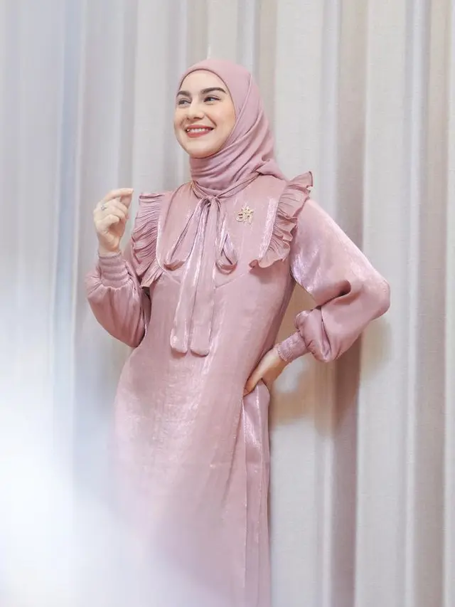 Citra Kirana dan Irish Bella Kenakan Dress Shimmer