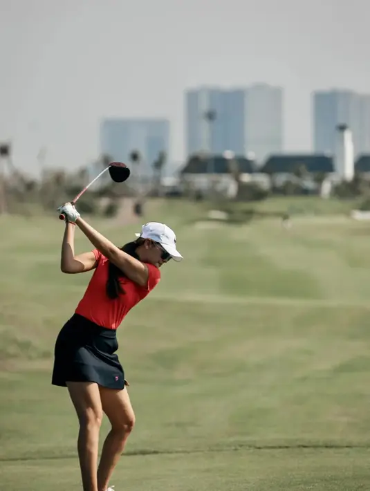 Luna Maya bersiap memukul bola saat bermain golf.Selain aktif sebagai artis dan presenter, Luna memang dikenal memiliki gaya hidup sehat yang banyak menginspirasi. (Instagram/lunamaya)