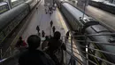 Calon penumpang menuju ke kereta mereka di stasiun Beijing, Selasa (29/1). Jutaan orang China telah memulai migrasi manusia terbesar di dunia meninggalkan kota-kota besar menuju kampung halaman untuk merayakan Tahun Baru Imlek. (Nicolas ASFOURI/AFP)