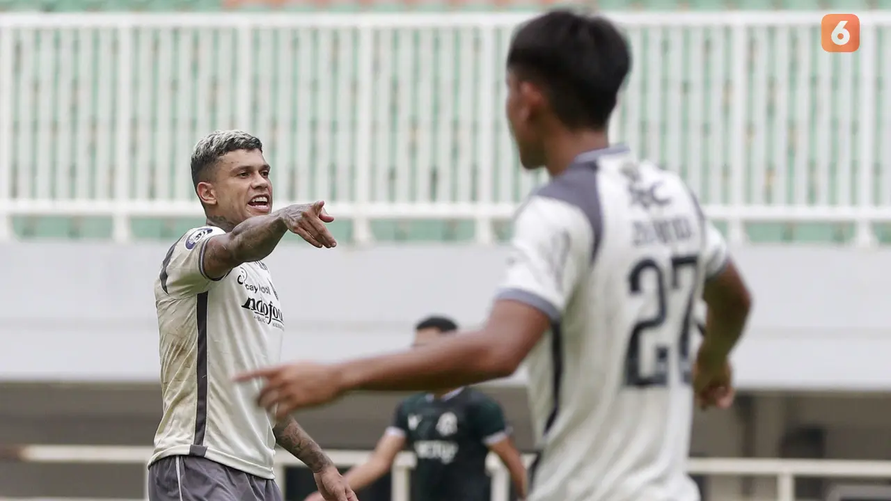 Foto: David da Silva Borong 2 Gol, Persib Bandung Bungkam Persikabo 1973 di Laga Uji Coba