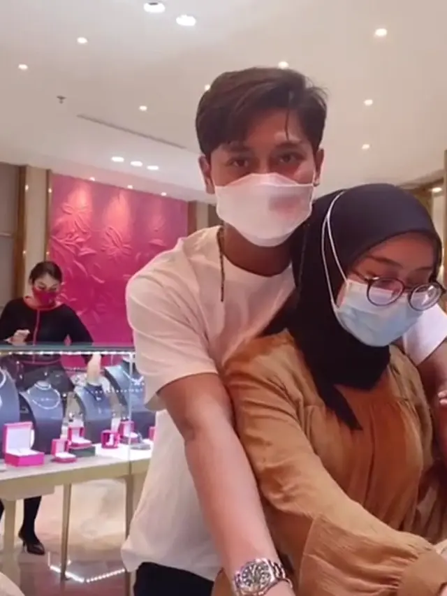Segera Bertunangan, Ini 6 Momen Lesty Kejora dan Rizky Billar Beli Cincin