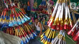 Pedagang terompet menunggu calon pembeli di kawasan Glodok, Jakarta, Jumat (27/12/2019). Menjelang perayaan Tahun Baru 2020, penjual terompet musiman mulai marak di sejumah kawasan dengan harga jual berkisar Rp5ribu hingga Rp15ribu tergantung model. (Liputan6.com/Immanuel Antonius)