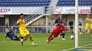 Penyerang Borussia Dortmund, Jadon Sancho, mencetak gol ke gawang SC Paderborn 07 pada laga Bundesliga di Stadion Benteler, Minggu (31/5/2020). Borussia Dortmund menang dengan skor 6-1 SC Paderborn 07. (AP/Lars Baron)