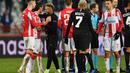 Pemain kedua tim tampak akrab dan bersalaman saat laga berakhir pada laga lanjutan Grup C Liga Champions yang berlangsung di stadion Rajko Mitic, Rabu (12/12). PSG menang 4-1 atas Red Star Belgrade. (AFP/Andrej Isakovic)