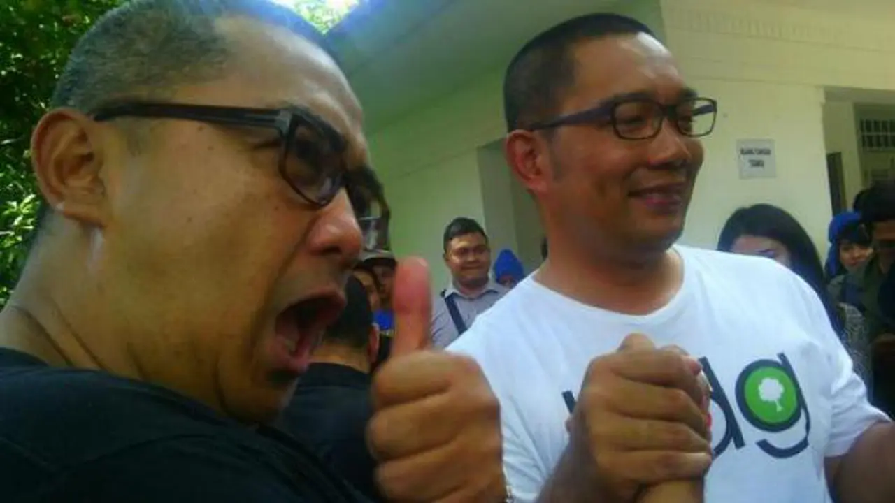 Ridwan melunasi janjinya terlebih dahulu untuk menggunduli rambut