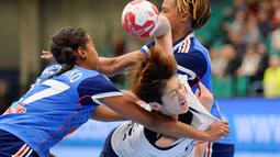 Pemain putri Korea Selatan, Sojeong Yu (tengah), berebut bola dengan pemain Prancis, Estelle Nze Minko (kiri) dan Allison Pineau, dalam Kejuaraan Dunia Bola Tangan 2015 di Sydbank Arena, Kolding, Denmark, (7/12/2015).  (AFP/Jonathan Nackstrand)
