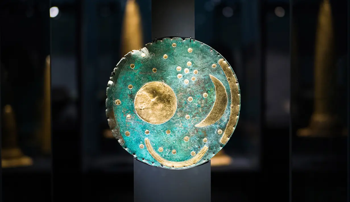 Artefak Sky Disc of Nebra, terbuat dari perunggu dan emas yang berasal dari 1.600 SM, dipajang selama pameran di Museum Martin-Gropius-Bau di Berlin, Jerman (20/9). (AP Photo/Frank Jordans)
