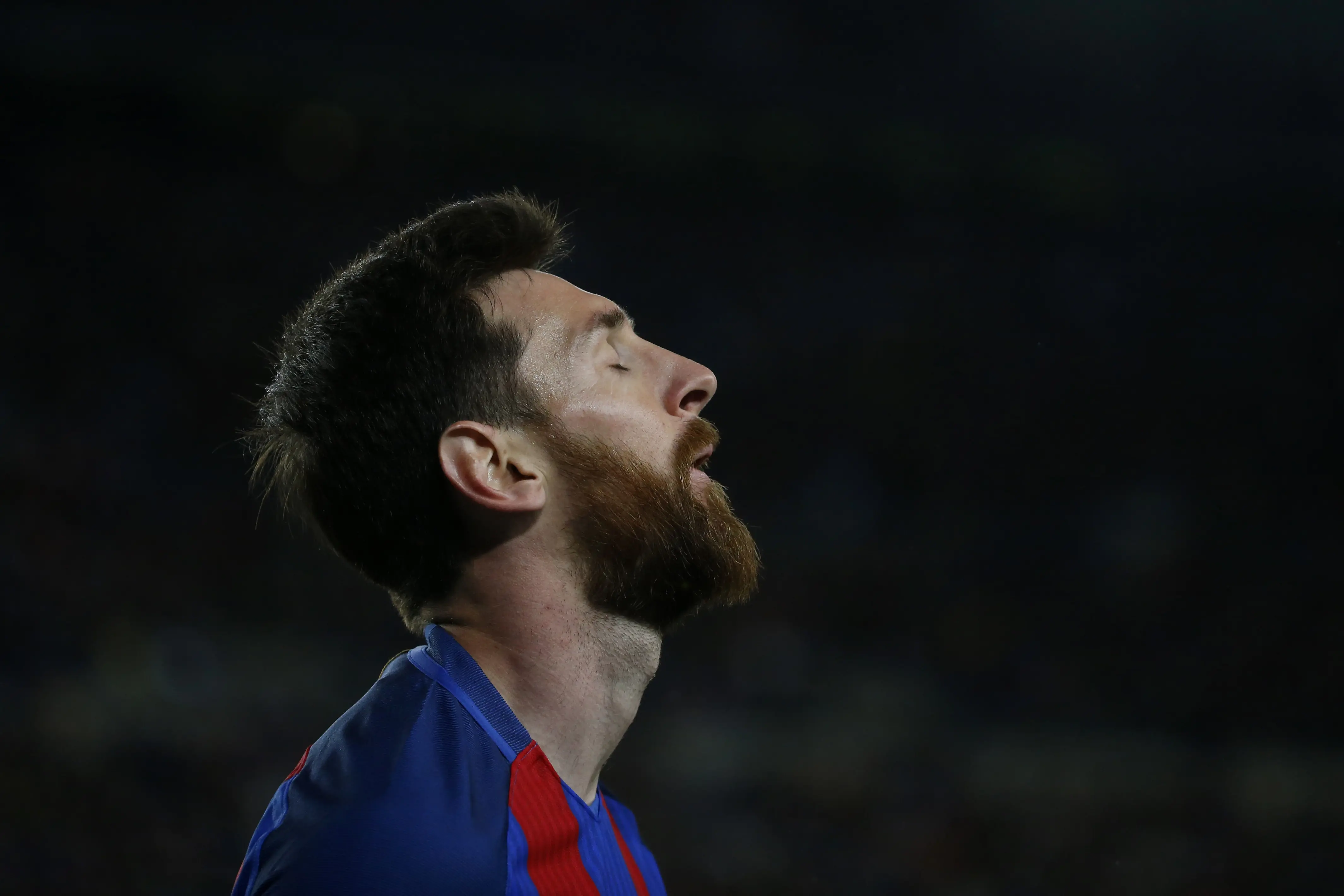 Kekecewaan penyerang Barcelona Lionel Messi usai gagal memaksimalkan peluang untuk menjebol gawang Juventus. (LLUIS GENE / AFP)