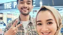 Potret bahagia begitu terlihat dari penyanyi dangdut Nini Carlina. Setelah sempat terpisah setahun, akhirnya sang buah hati tiba dari Irlandia. Momen tersebut dibagikan penyanyi Gantengnya Pacarku itu di media sosialnya. [Instagram/ninicarlina_real]