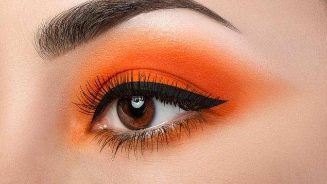 5 Look Eyeshadow dengan Warna Terang yang Memesona 