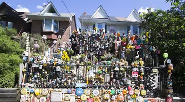 Sebuah rumah yang dihias dengan berbagai boneka dan mainan terlihat di Toronto, Kanada (19/8/2020). Memamerkan ratusan boneka, boneka binatang, dan lainnya, rumah di sebuah permukiman yang mendapat julukan Rumah Boneka ini menarik banyak pengunjung. (Xinhua/Zou Zheng)