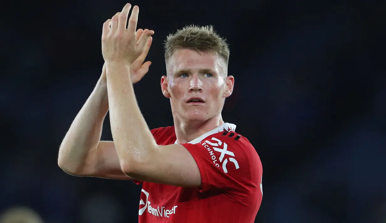 Scott McTominay tampil apik di lini tengah Manchester United. Itu pula yang membuat Erik Ten Hag belum melirik Casemiro sebagai pilihan utama. Kehebatannya dalam duel udara membuatnya telah mencatatkan rataan 2 kali memenangkan aerial duel per laga. Sementara dalam hal bertahan, gelandang asal Skotlandia itu telah membuat rata-rata 1,7 tekel sukses, 1,3 intersep, dan 3 sapuan per laga. Whoscored memberikan McTominay rating sebesar 6,86. (AFP/Geoff Caddick)
