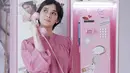 Renata Kusmanto tampil lebih manis dengan blouse pink berkerut di pundak dan celana putih [@renata711]