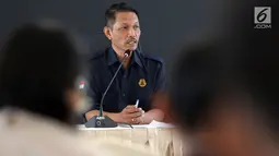 Sekretaris Badan Geologi Kementerian ESDM Antonius Ratdomopurbo memberi keterangan pers terkait status Gunung Anak Krakatau di Kementerian ESDM, Jakarta, Kamis (12/27). Aktivitas Gunung Anak Krakatau terus meningkat. (Liputan6.com/JohanTallo)