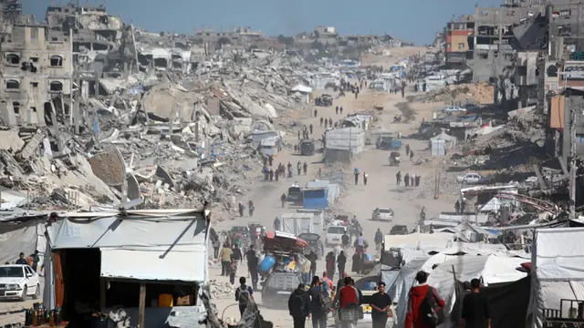 Di Bawah Ancaman Serangan Israel, Warga Palestina Tinggalkan Kota Gaza