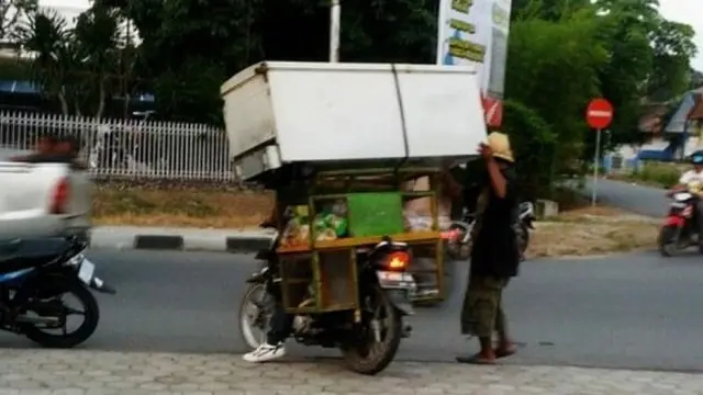 6 Kelakuan Pengendara Bawa Perkakas Dapur Ini Bikin Geleng Kepala